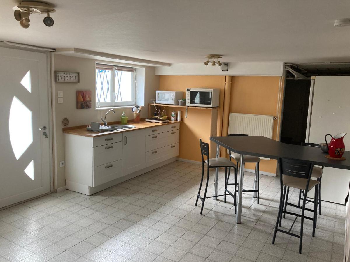 Appartement En Rez-De-Chaussee De Maison Montanay Exterior foto